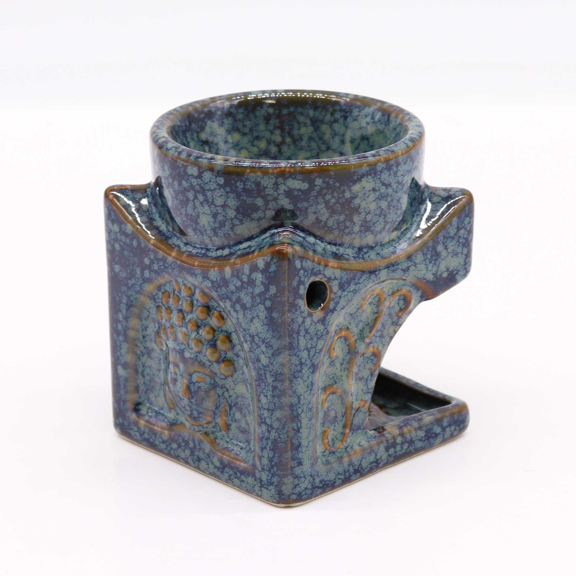Vue de côté du brûleur Bouddha carré bleu poudré montrant la coupelle supérieure pour diffusion d’huiles essentielles