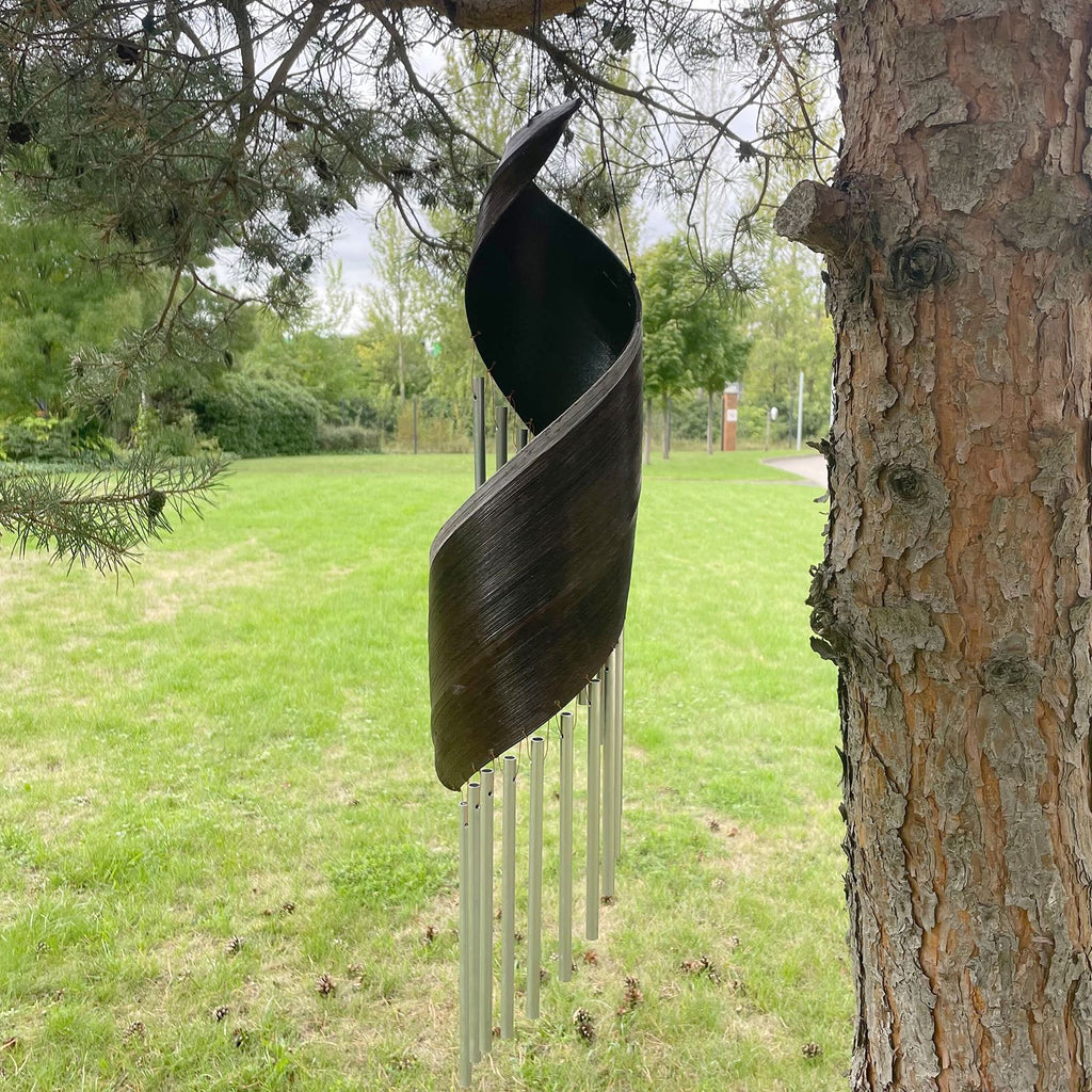 Carillon en feuille de coco chocolat dans un environnement naturel, décoration zen et apaisante
