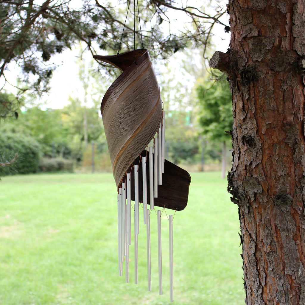 Carillon en feuille de coco naturel au design spiralé inspiré de Bali, objet décoratif apaisant