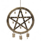 Carillon pentagramme suspendu en décoration intérieure, ambiance zen et harmonieuse