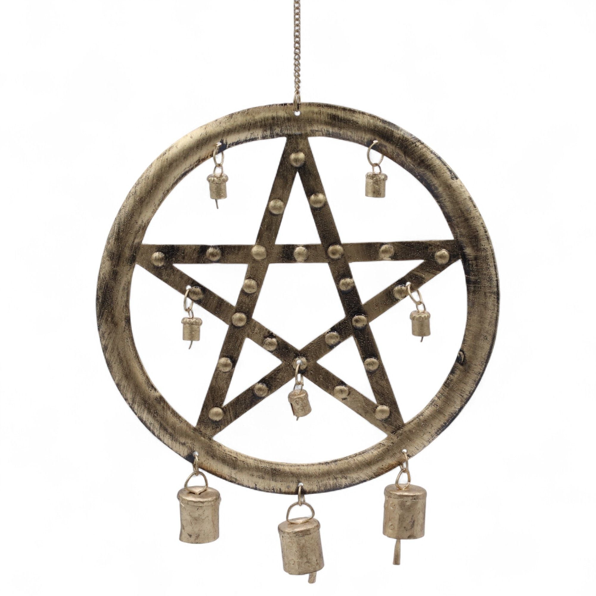 Carillon pentagramme suspendu en décoration intérieure, ambiance zen et harmonieuse