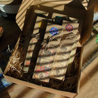 Coffret encens résine Banjara avec plusieurs senteurs disposées dans une boîte en carton dans une ambiance naturelle et chaleureuse