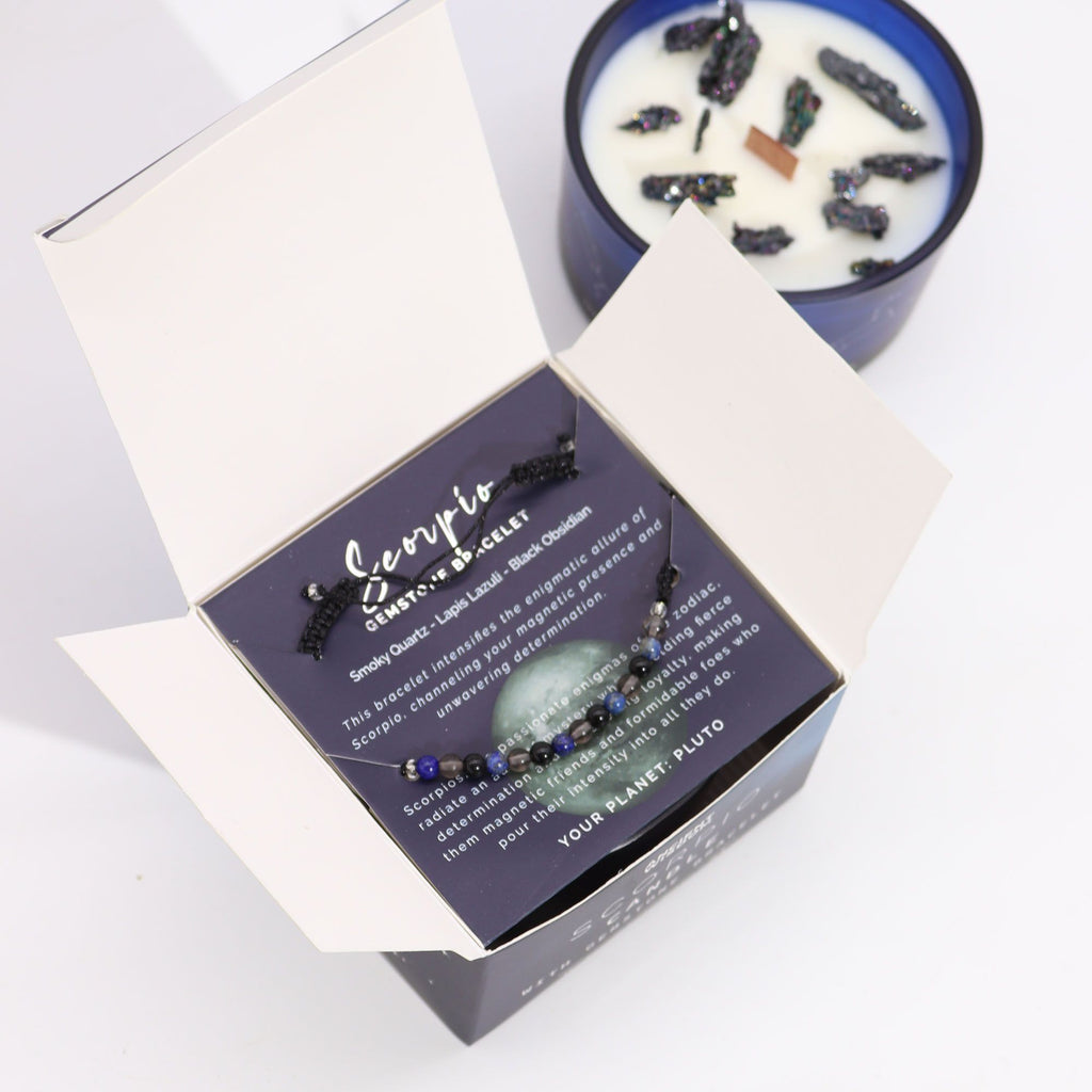Boîte Scorpion ouverte contenant bracelet en pierres naturelles et bougie parfumée aux cristaux pour rituel bien-être