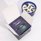 Boîte Verseau ouverte contenant bracelet en pierres naturelles et bougie parfumée aux cristaux pour rituel bien-être