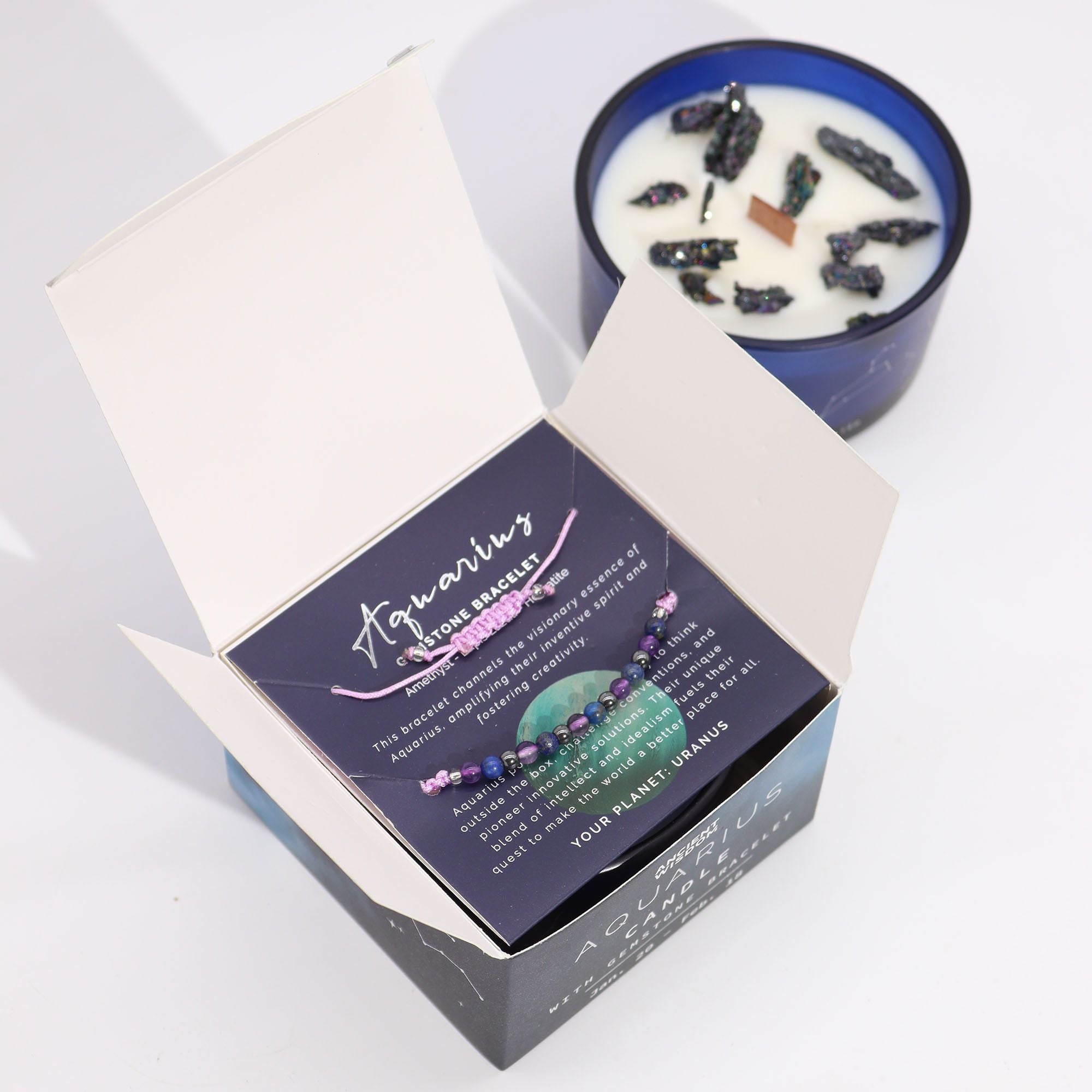 Boîte Verseau ouverte contenant bracelet en pierres naturelles et bougie parfumée aux cristaux pour rituel bien-être