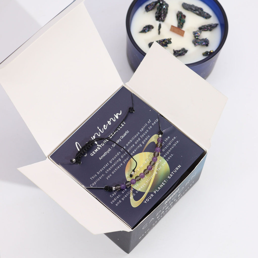 Boîte capricorne ouverte contenant bracelet en pierres naturelles et bougie parfumée aux cristaux pour rituel bien-être