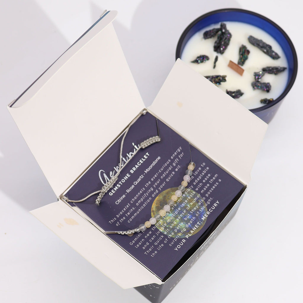 Boîte gémeaux ouverte contenant bracelet en pierres naturelles et bougie parfumée aux cristaux pour rituel bien-être