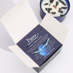 Boîte poisson ouverte contenant bracelet en pierres naturelles et bougie parfumée aux cristaux pour rituel bien-être