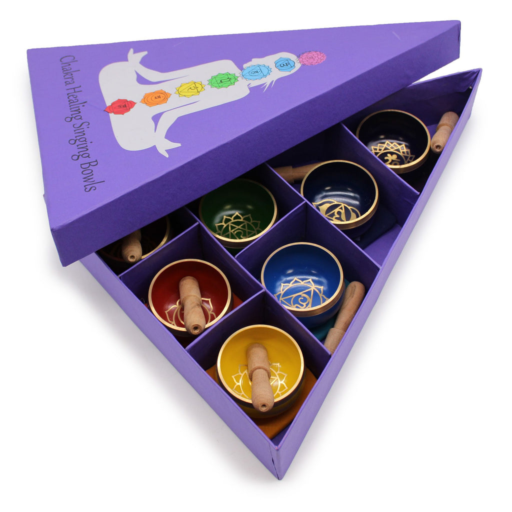 Coffret pyramide ouvert montrant 7 bols chantants chakras avec compartiments et maillets en bois