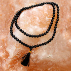 Collier mala 108 perles en pierre naturelle agathe noire avec pompon noire, sur sel de l'himalaya, bijou spirituel pour meditation chakra et bien etre