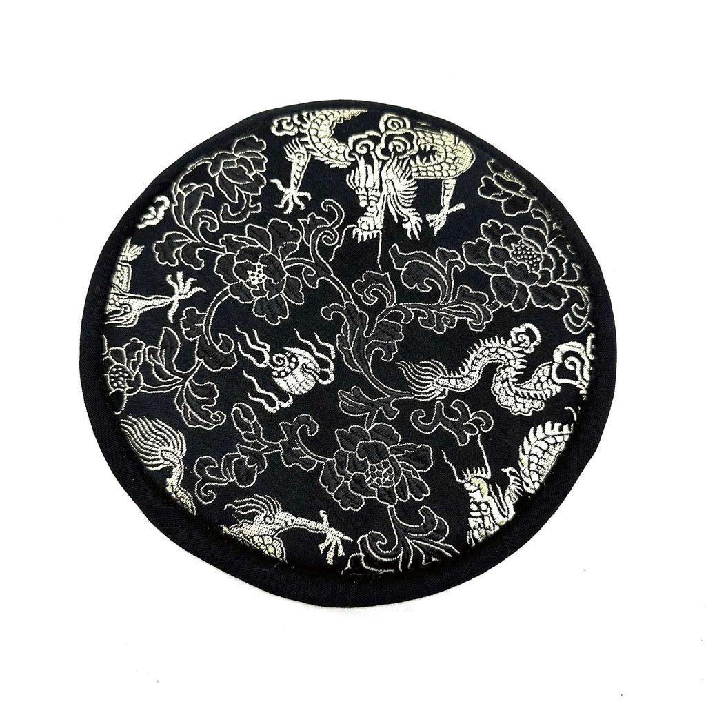 Coussin noir décoré de motifs traditionnels pour bol chantant, support stable pour méditation et relaxation