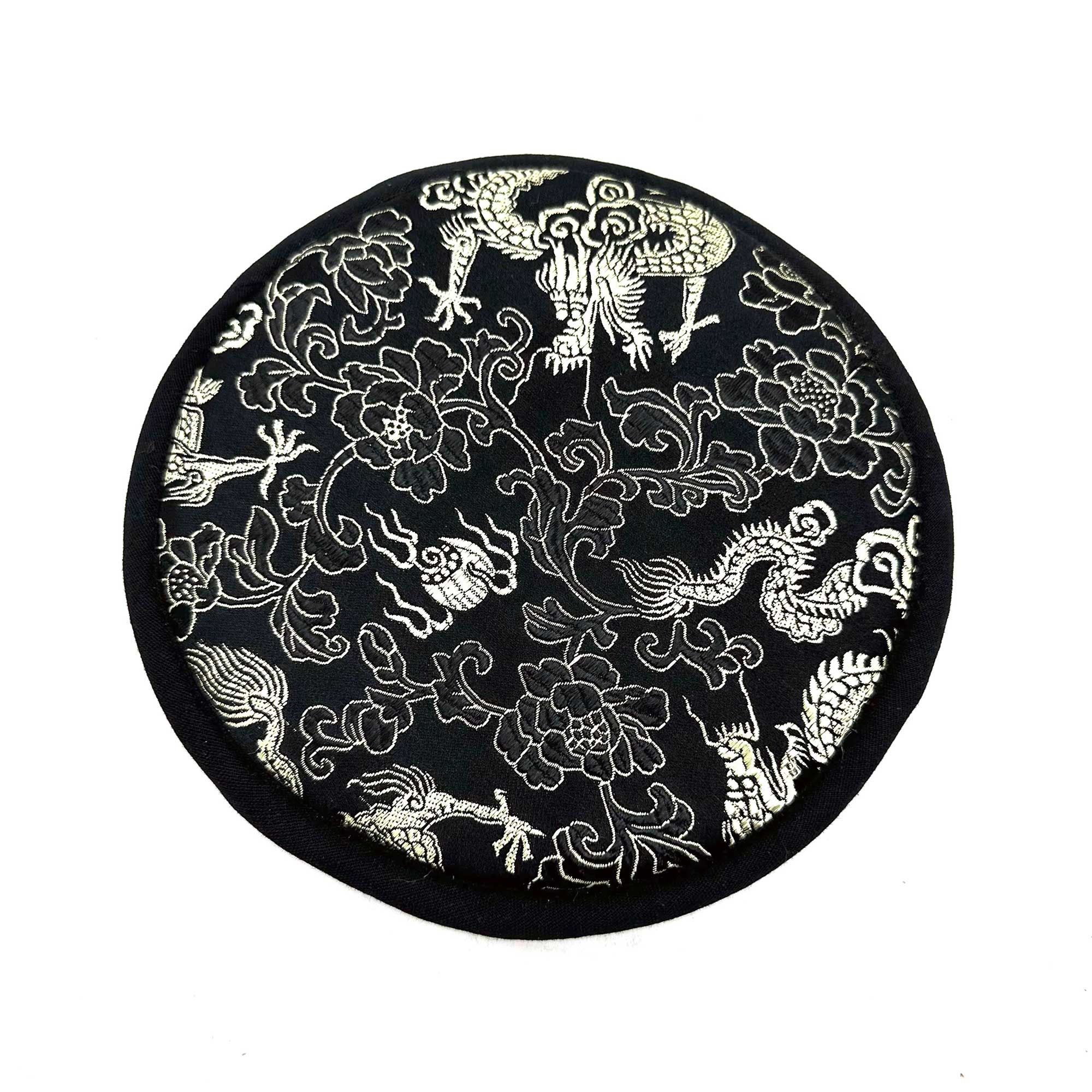 Coussin noir décoré de motifs traditionnels pour bol chantant, support stable pour méditation et relaxation
