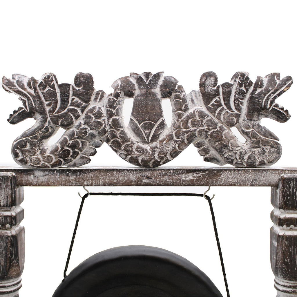 détail du support en bois sculpté pour gong balinais noir, finition artisanale traditionnelle