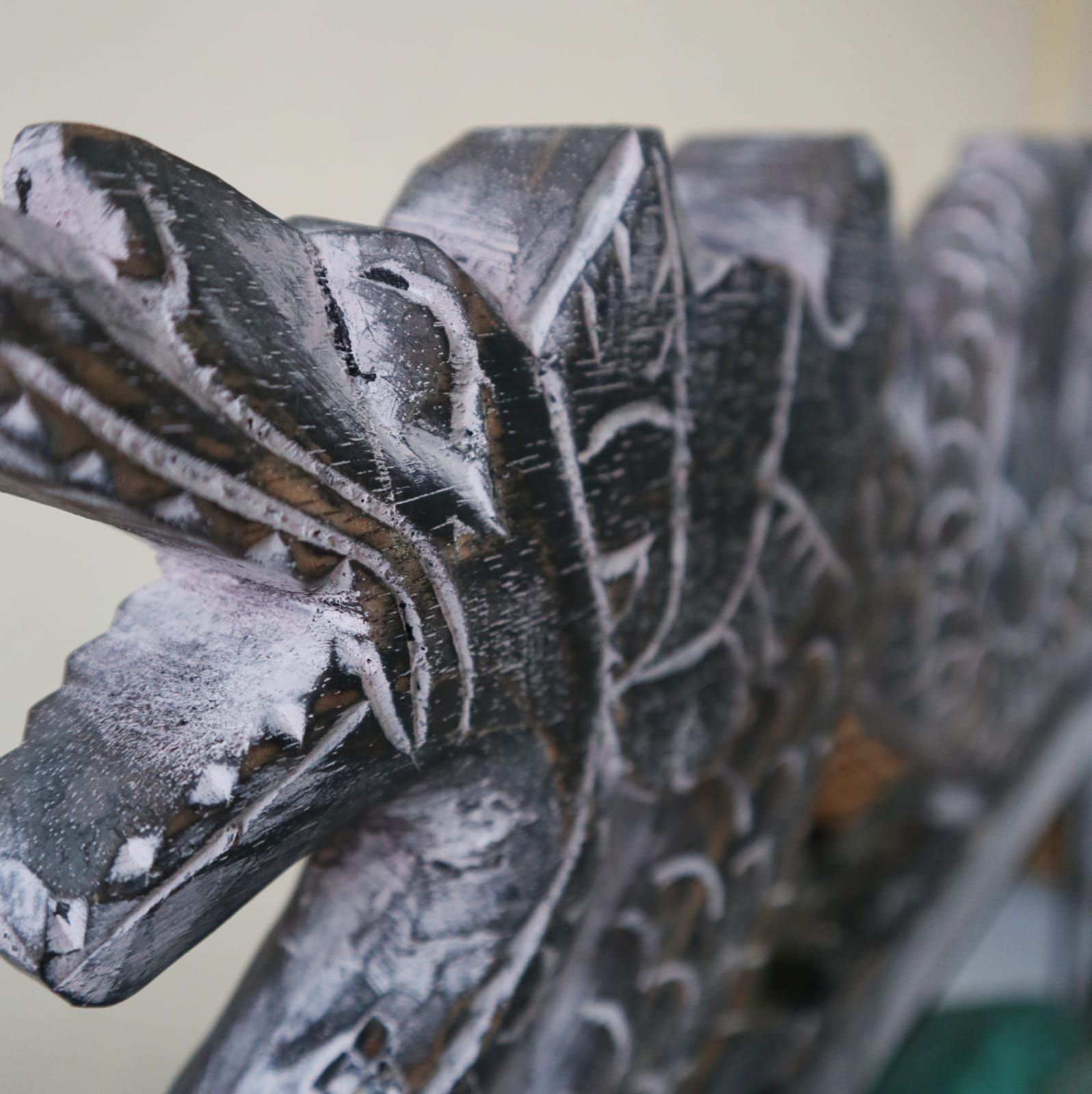détail support en bois sculpté pour gong balinais artisanal, motif traditionnel et structure décorative