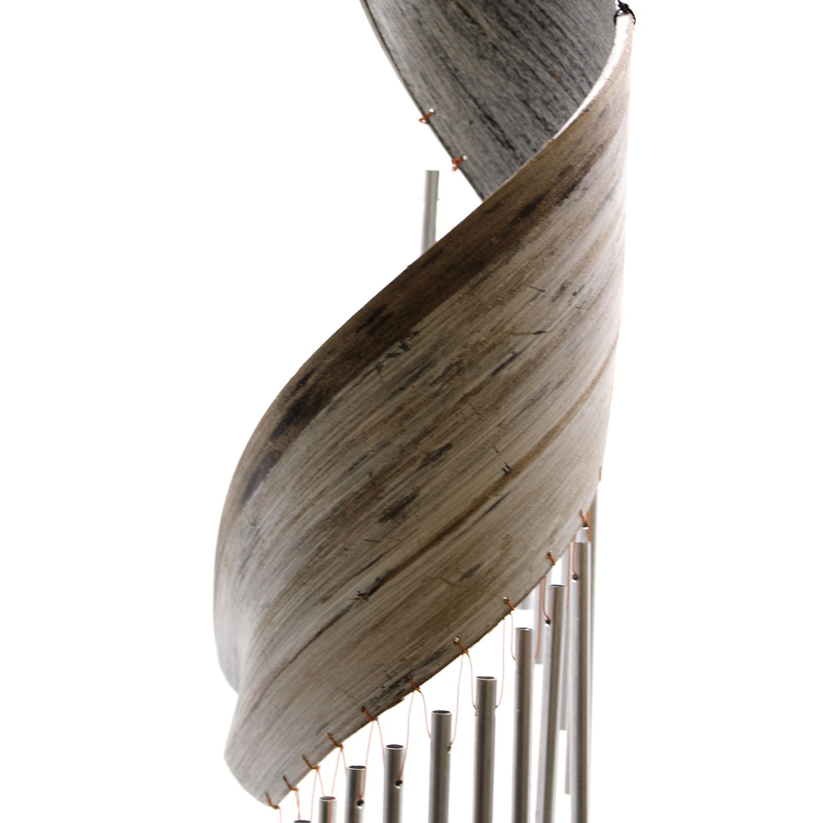 Détail d’un carillon artisanal en feuille de coco whitewash avec tiges suspendues finition naturelle