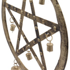 Détail carillon pentagramme en métal avec finition artisanale et structure symbolique