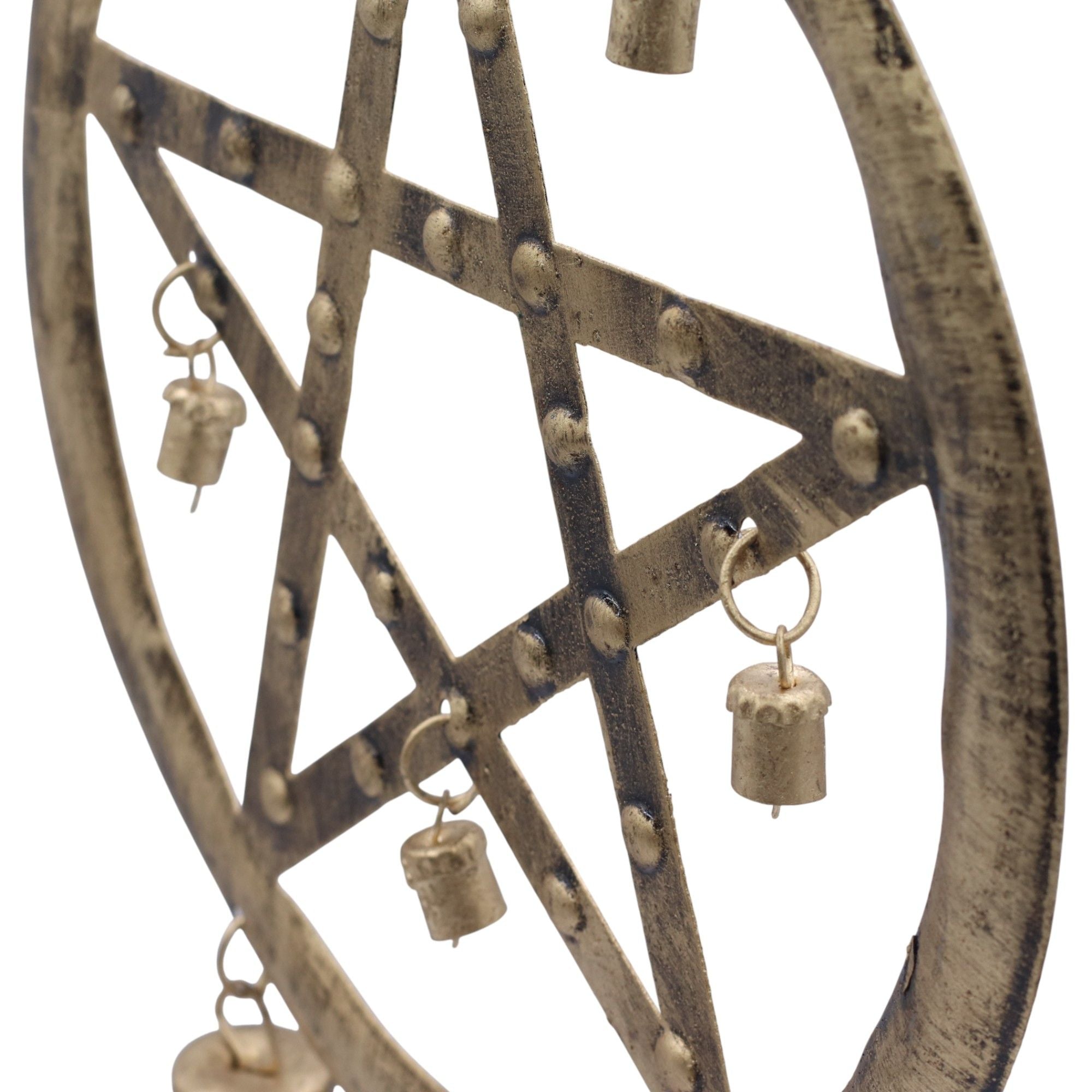 Détail carillon pentagramme en métal avec finition artisanale et structure symbolique