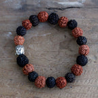 Gros plan sur les perles de rudraksha et la tête de Bouddha du bracelet mala noir marron
