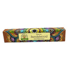 Détail boîte encens Namaste Mandala bois de santal avec motif mandala coloré et packaging artisanal