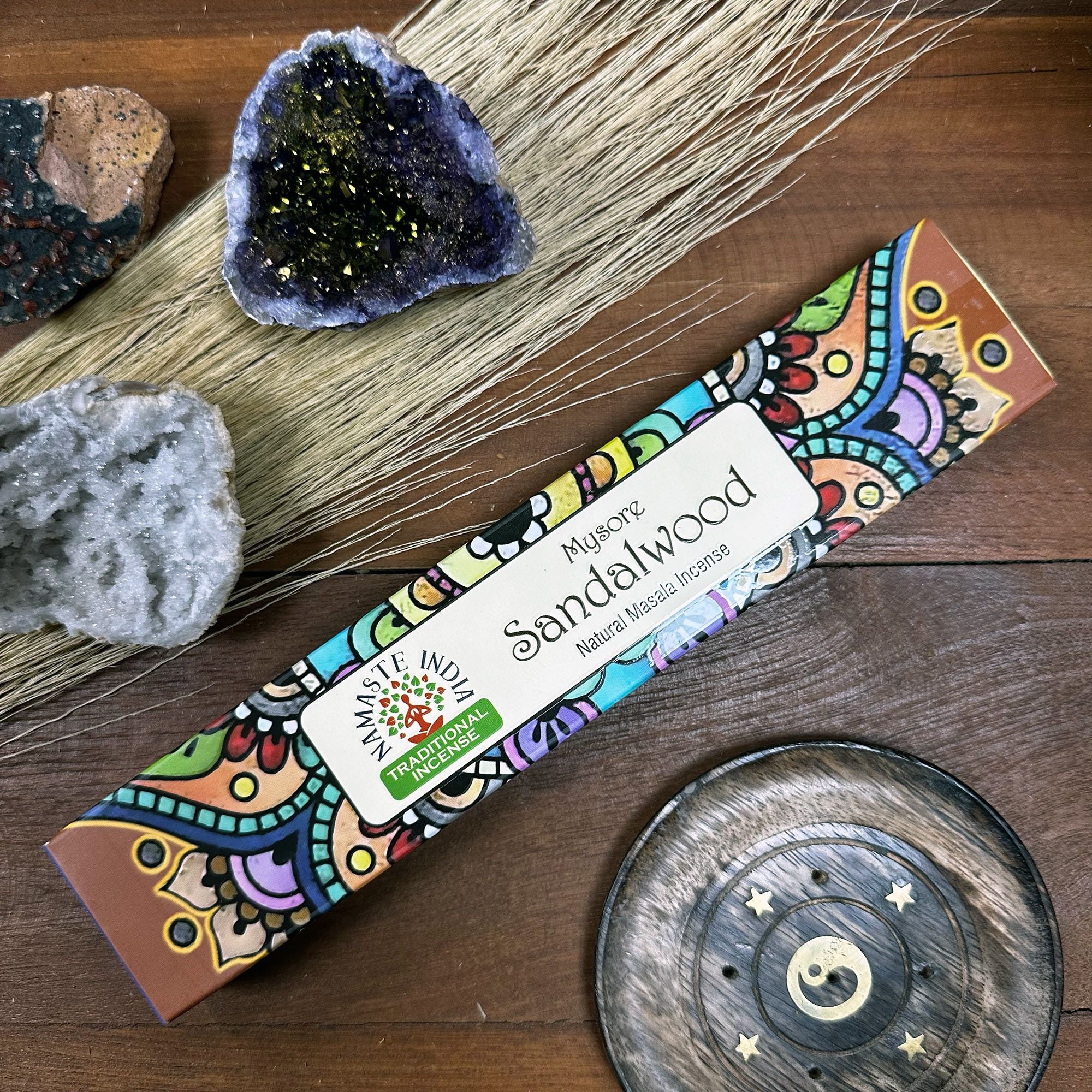 Encens bois de santal Namaste Mandala avec pierres et porte-encens, ambiance naturelle relaxante