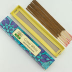 Boîte ouverte encens copal blanc avec bâtonnets alignés et packaging mandala