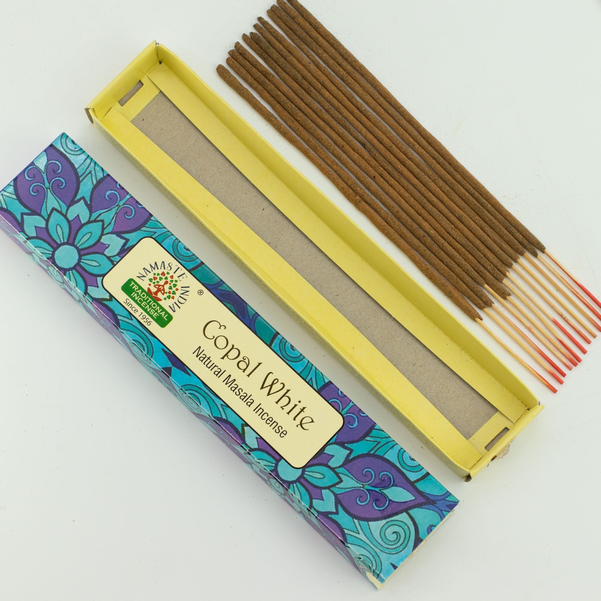 Boîte ouverte encens copal blanc avec bâtonnets alignés et packaging mandala