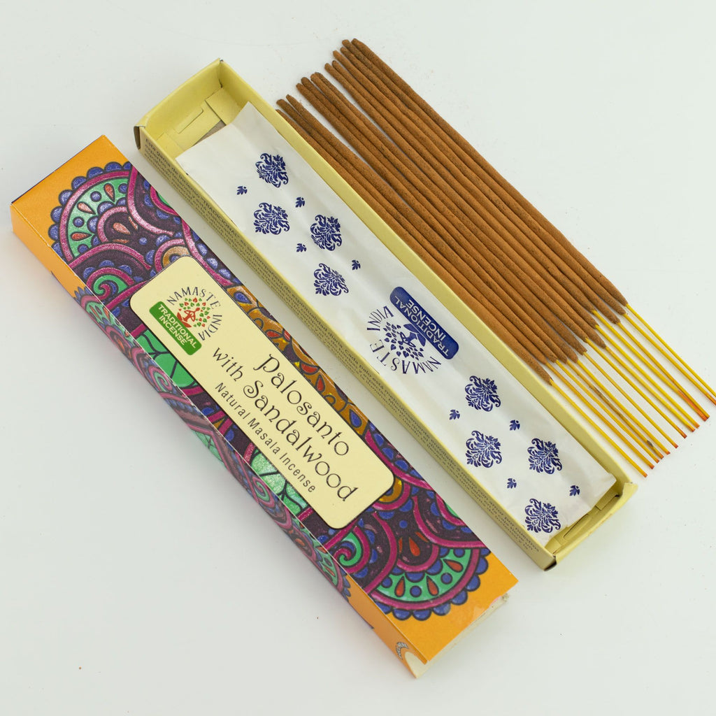 Boîte ouverte encens palo santo bois de santal avec bâtonnets alignés et packaging mandala