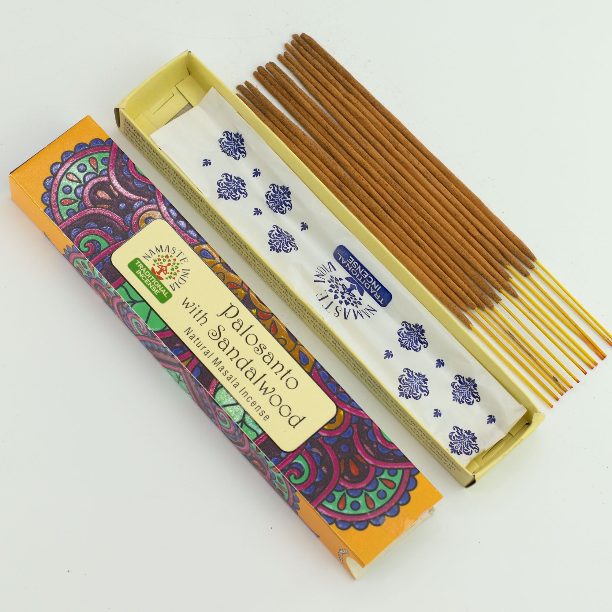 Boîte ouverte encens palo santo bois de santal avec bâtonnets alignés et packaging mandala