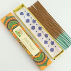 Boîte ouverte encens patchouli avec bâtonnets alignés et packaging mandala