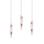 plusieurs pendules triples en quartz rose suspendus montrant différentes formes pour la divination et l’énergie