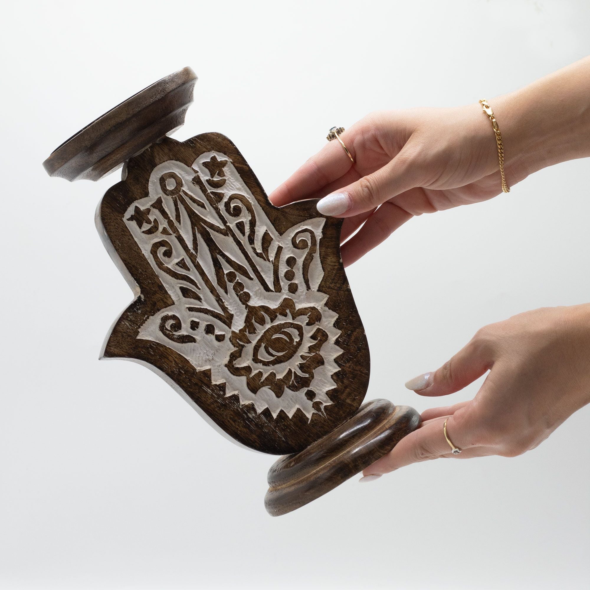 Bougeoir hamsa bois tenu en main objet spirituel artisanal