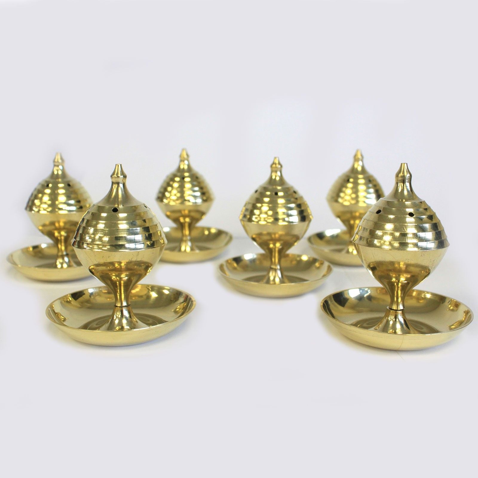 plusieurs encensoirs en laiton grand format alignés montrant leur design traditionnel et leur finition dorée