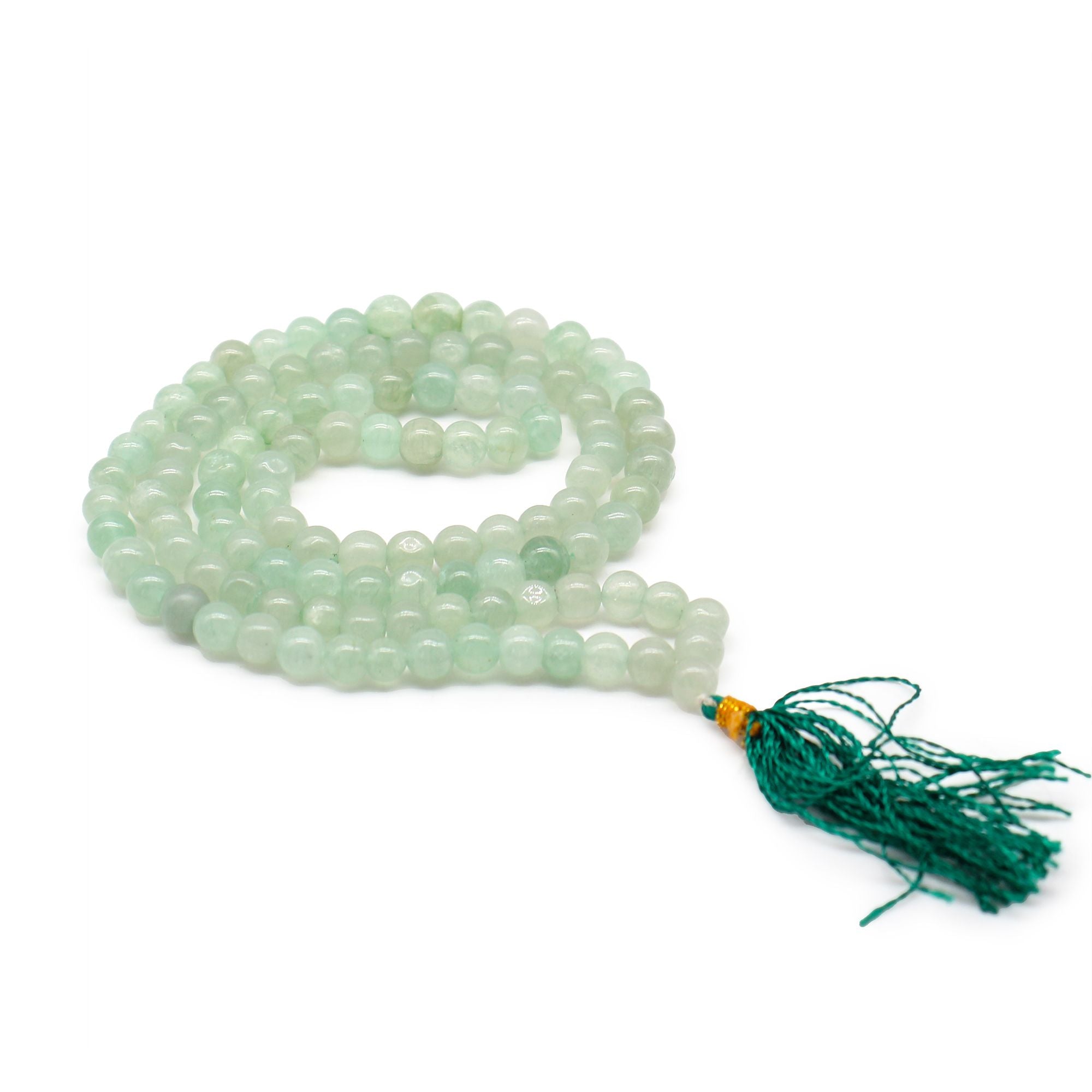 Mala 108 perles en pierre naturelle aventurine avec pompon vert, collier de meditation en perles rondes pose sur fond blanc, bijou spirituel pour yoga et relaxation