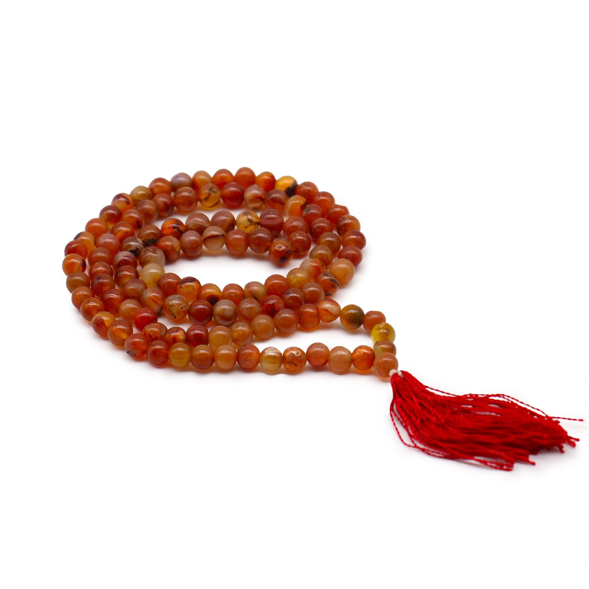 Mala 108 perles en pierre naturelle cornaline avec pompon rouge, collier de meditation en perles rondes pose sur fond blanc, bijou spirituel pour yoga et relaxation