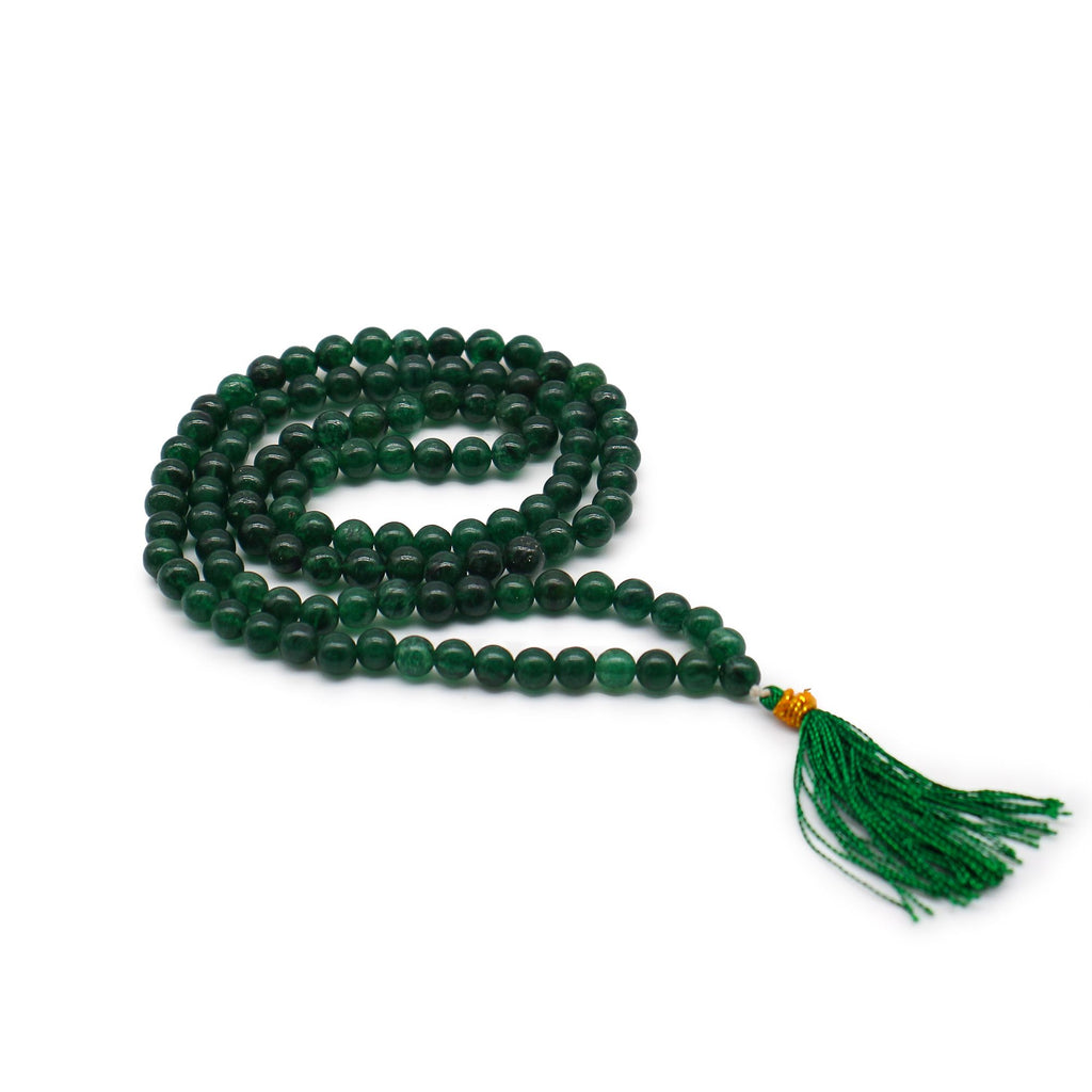 Mala 108 perles en pierre naturelle jade avec pompon vert, collier de meditation en perles rondes pose sur fond blanc, bijou spirituel pour yoga et relaxation