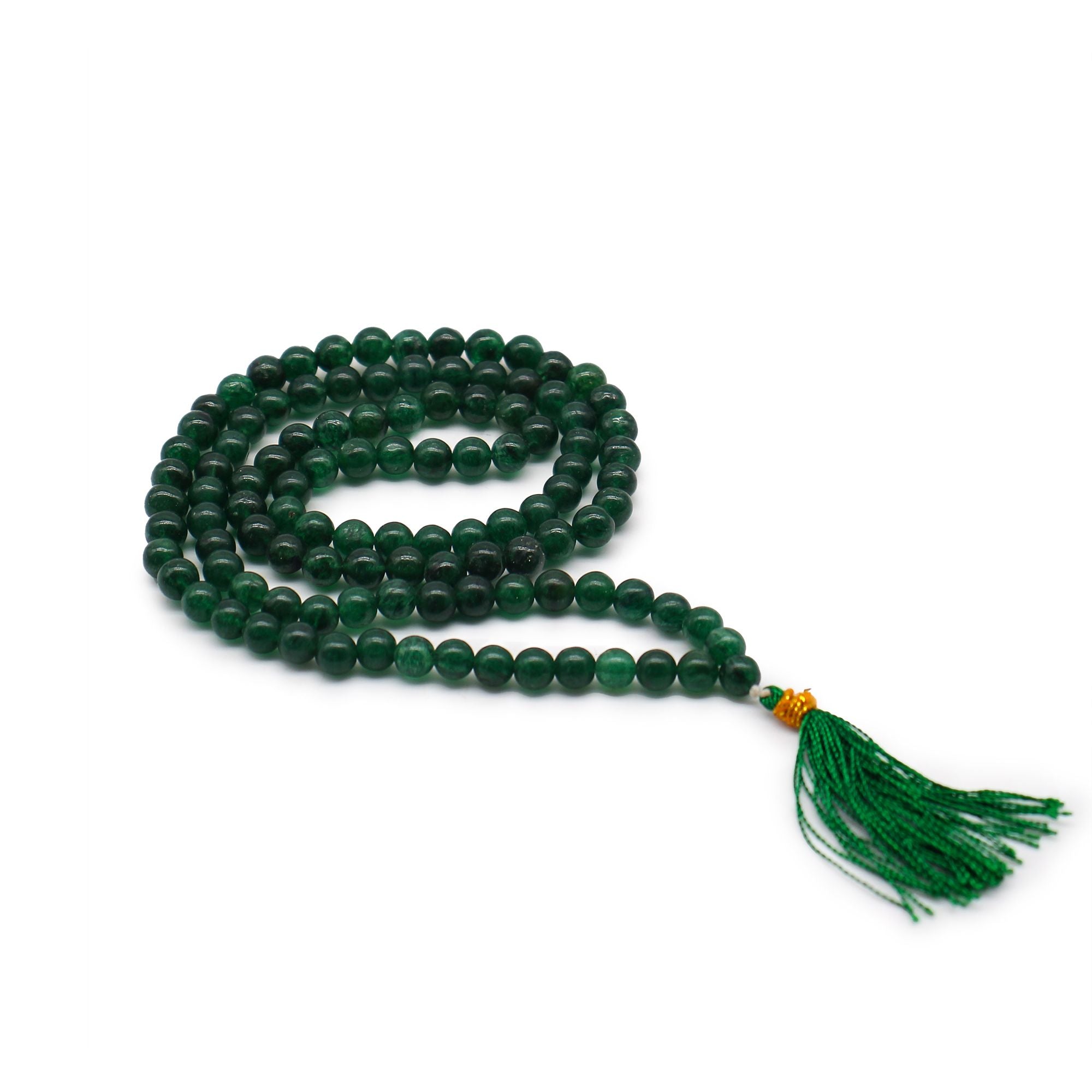 Mala 108 perles en pierre naturelle jade avec pompon vert, collier de meditation en perles rondes pose sur fond blanc, bijou spirituel pour yoga et relaxation