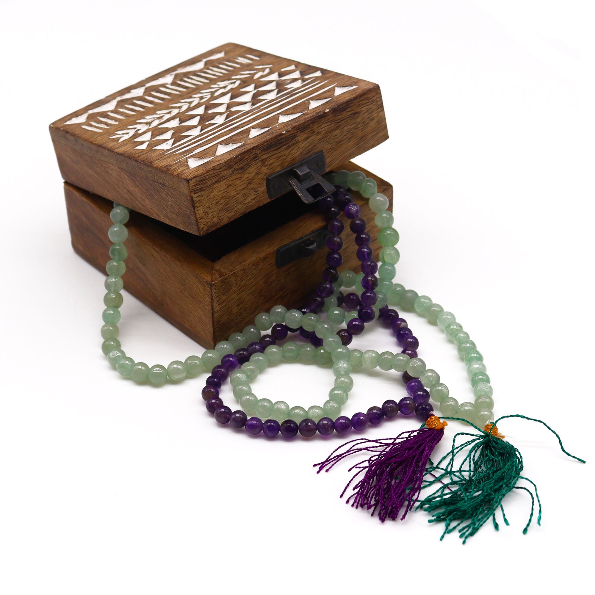 Mala en pierres naturelles avec pompons violet et vert sortant dune boite en bois sculptee, collier spirituel de meditation avec perles en amethyste et aventurine