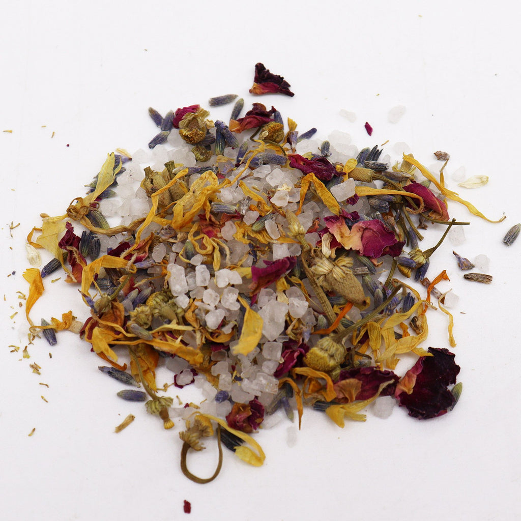 mélange de fleurs séchées et plantes naturelles pour bain relaxant et soin bien-être