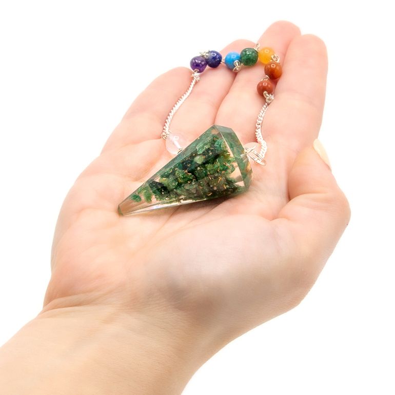Pendule orgonite aventurine verte tenu en main pour radiesthesie, divination et travail energetique