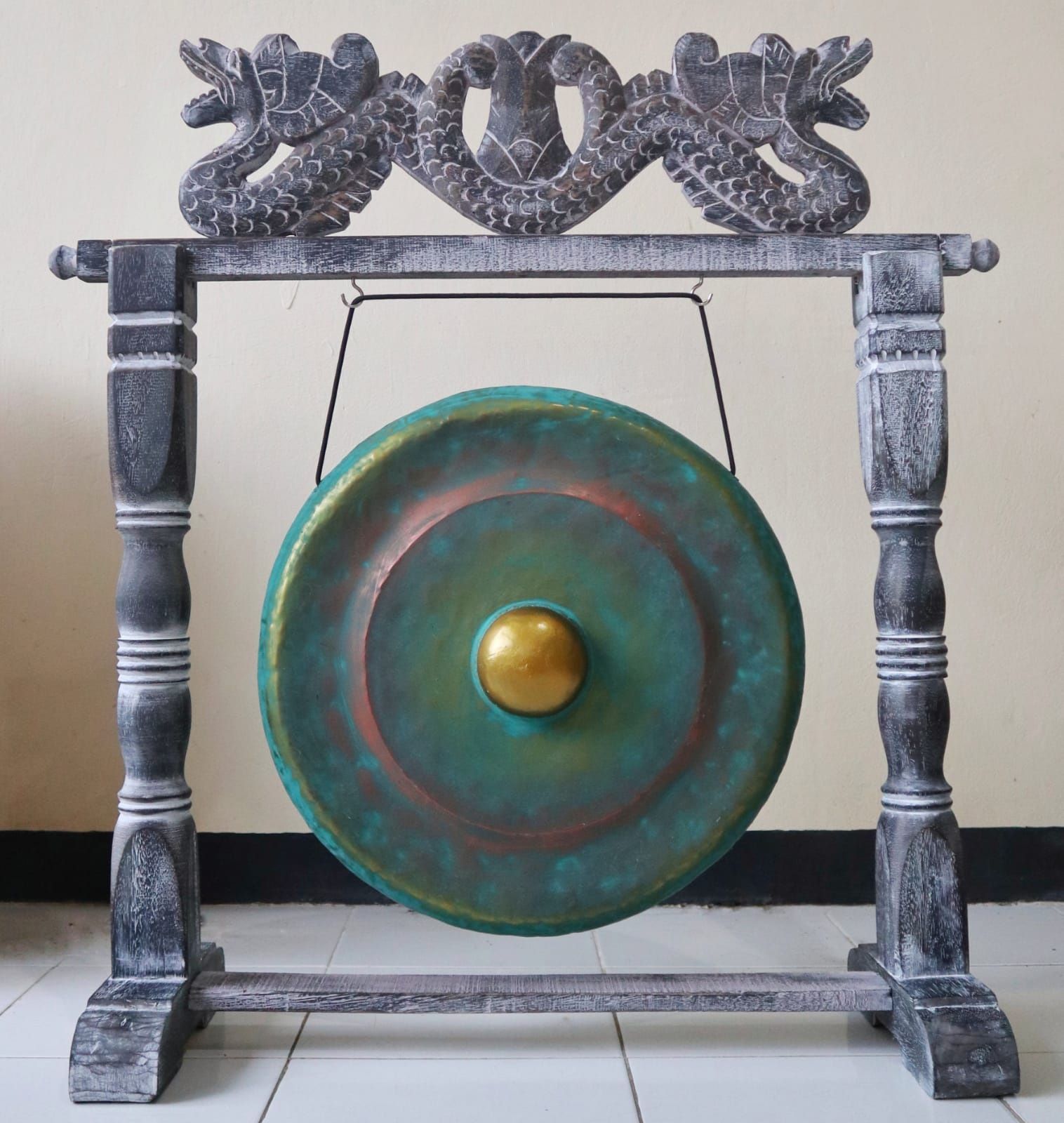 petit gong de méditation 25 cm greenwash avec support en bois sculpté, instrument artisanal pour relaxation et rituel énergétique