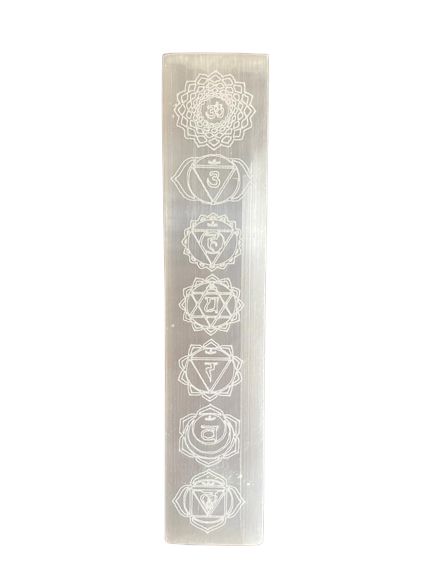Plaque en selenite avec symboles des chakras pour equilibrer les energies et harmoniser les centres energetiques