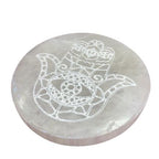 Plaque selenite motif hamsa detail pour purification des energies et rechargement des cristaux