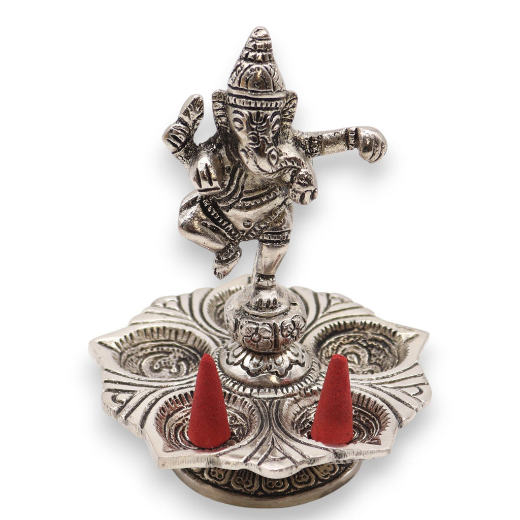 porte-encens ganesha avec cônes d’encens allumés créant une ambiance spirituelle et apaisante