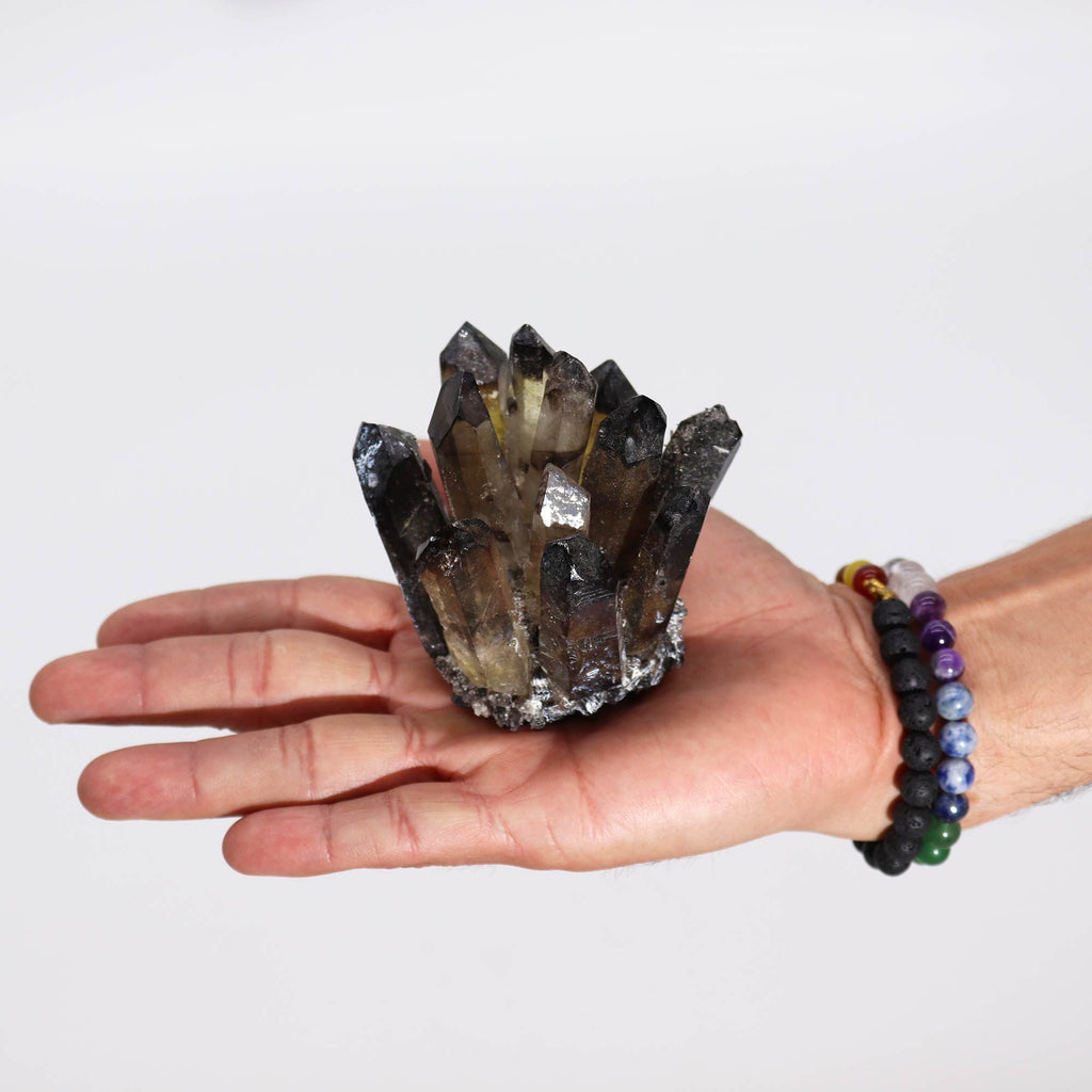 cluster quartz fumé posé sur main aperçu taille et volume