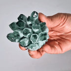 quartz vert cluster taille réelle dans la main pierre naturelle