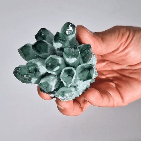 quartz vert cluster taille réelle dans la main pierre naturelle