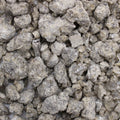 Gros plan sur des morceaux de résine de benjoin naturelle aux teintes blanc gris présentés en vrac