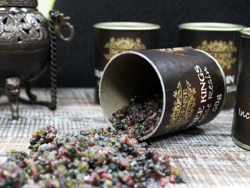 Résines d’encens en grains dans pot avec charbon et brûleur pour rituel de purification