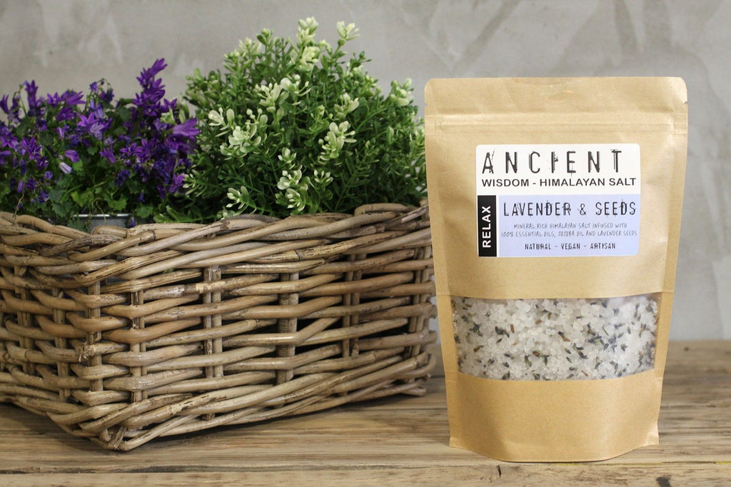 Sel de bain Himalaya à la lavande utilisé pour un moment de détente et de relaxation profonde