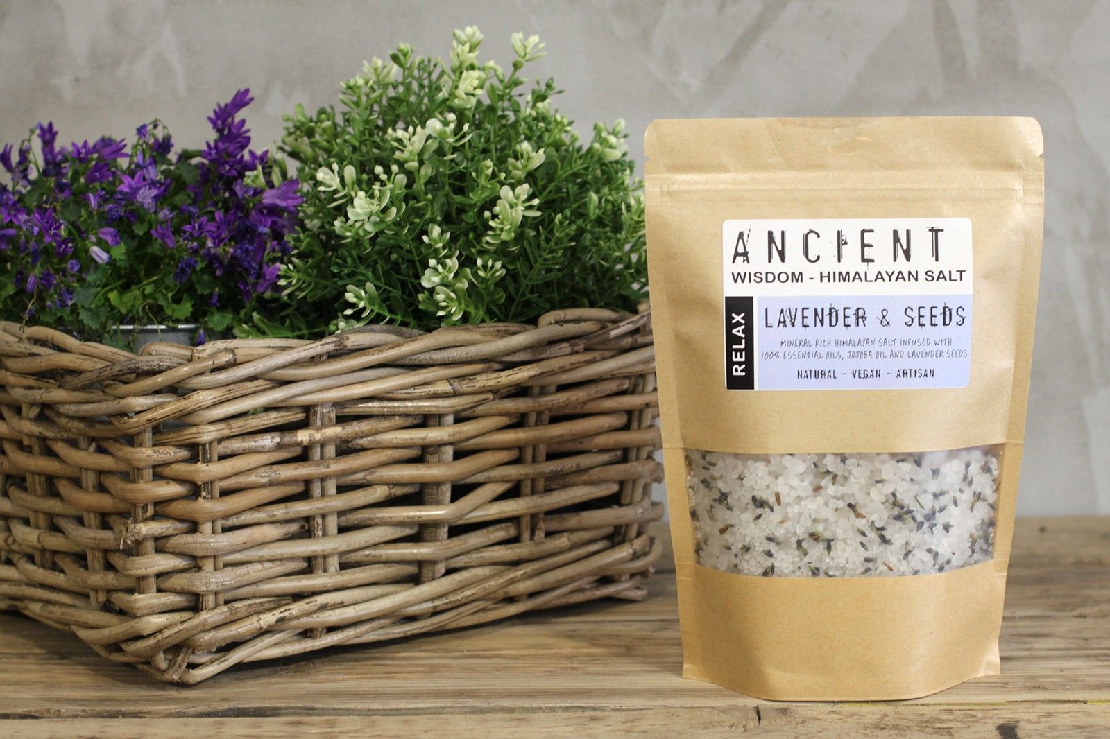 Sel de bain Himalaya à la lavande utilisé pour un moment de détente et de relaxation profonde